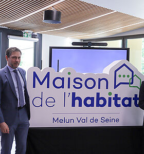 Les officiels dévoilent le logo de la nouvelle Maison de l'Habitat